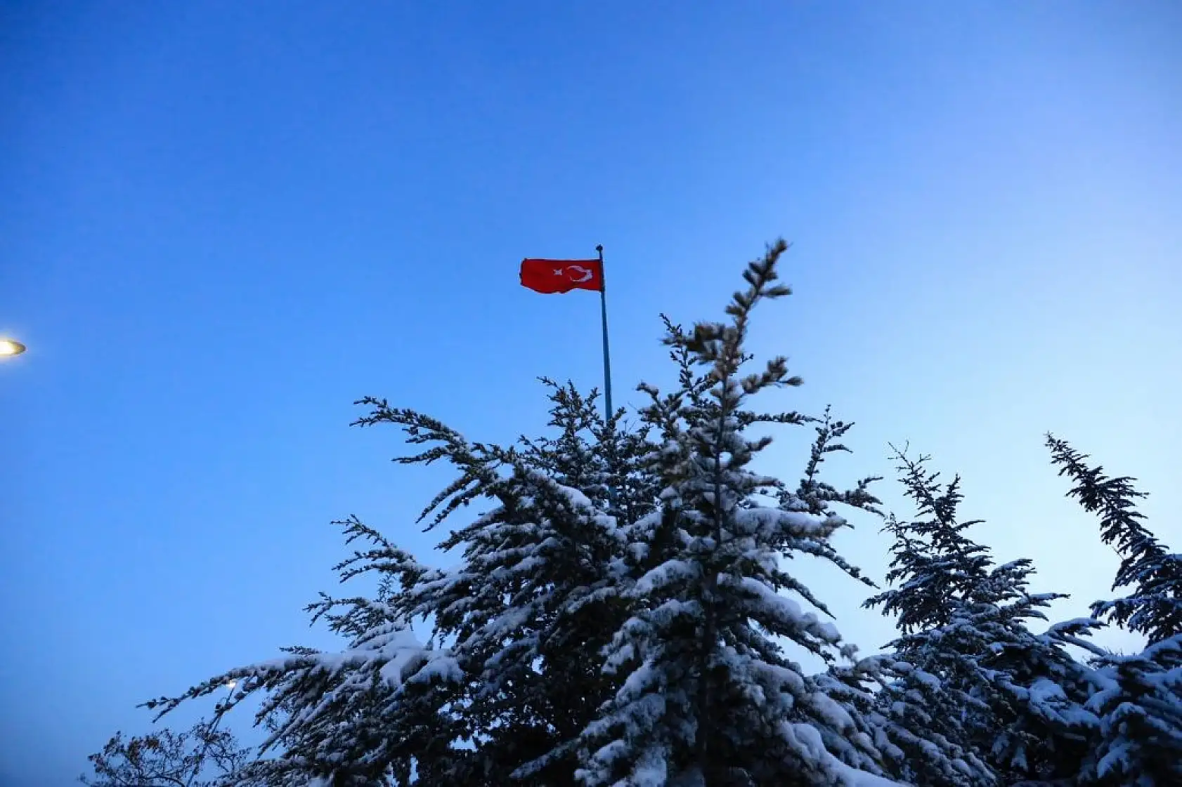 Karla kaplanan Harput'ta gece ışıkları ile görsel şölen