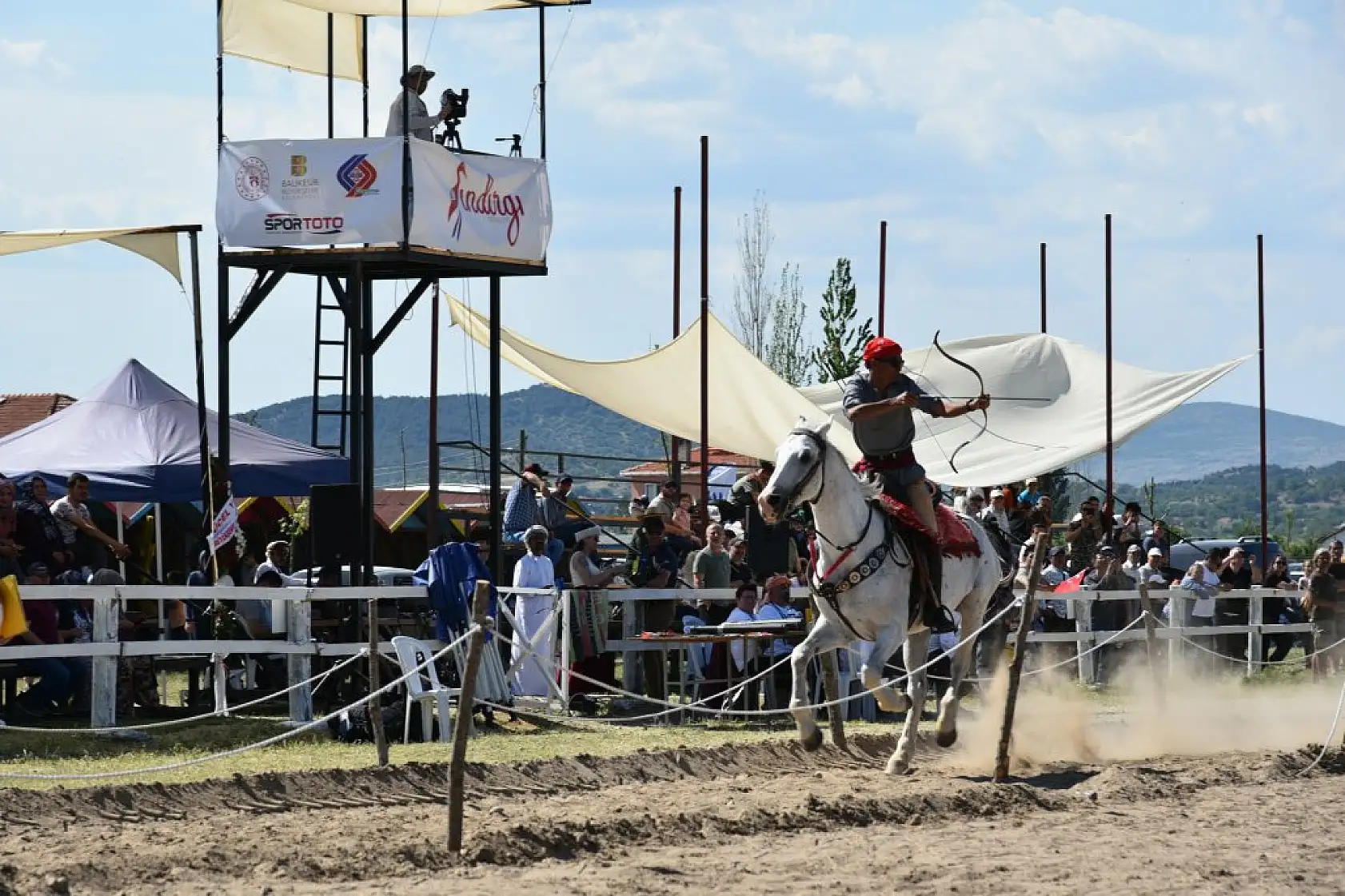 Sındırgı'da sınırları aşan Atlı Okçuluk yarışması
