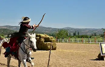 Sındırgı'da sınırları aşan Atlı Okçuluk yarışması
