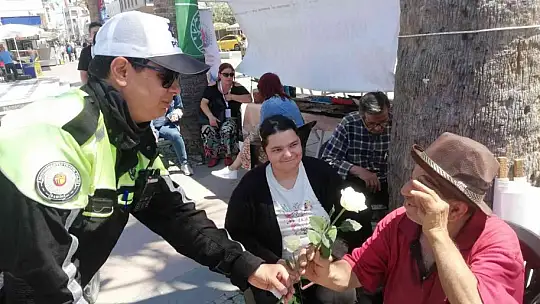Ayvalık polisi engellilerin yanında