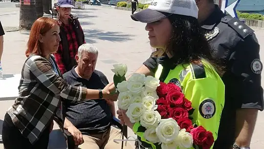 Ayvalık polisi engellilerin yanında