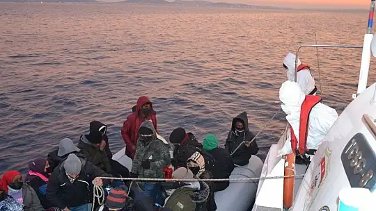 Ayvalık'ta 26 düzensiz göçmen kurtarıldı