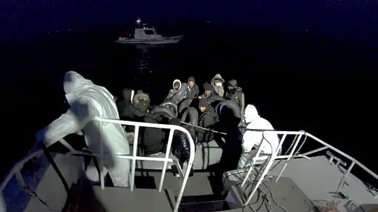 Ayvalık'ta 60 göçmen kurtarıldı
