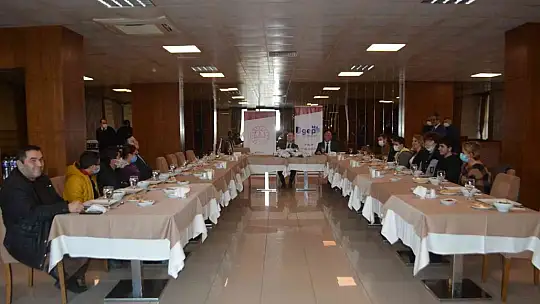 Ayvalık'ta başarılı öğrencilerine öğle yemeği ikramı