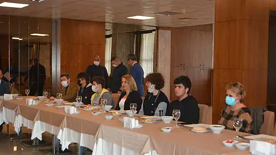 Ayvalık'ta başarılı öğrencilerine öğle yemeği ikramı