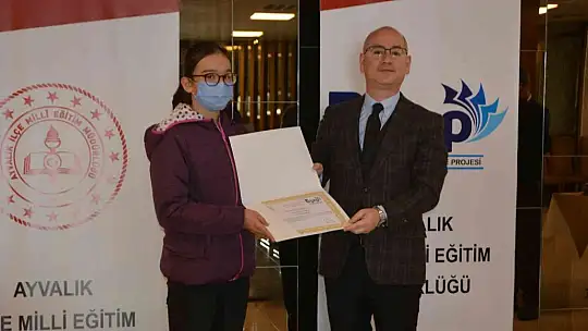 Ayvalık'ta başarılı öğrencilerine öğle yemeği ikramı