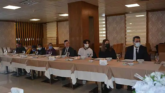 Ayvalık'ta başarılı öğrencilerine öğle yemeği ikramı