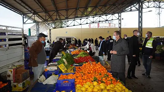 Ayvalık'ta Başkan Ergin'den Sarımsaklı pazaryeri ziyareti