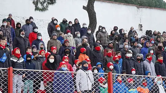 Ayvalıkgücü Belediyespor'a liderlik çok yakıştı