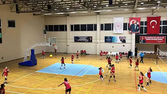 Ayvalıkspor midi kızlar da il şampiyonu oldu