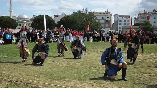 Balıkesir'de 19 Mayıs törenlerinde protokol tribününe çıkan köpek ilginç görüntüler oluşturdu