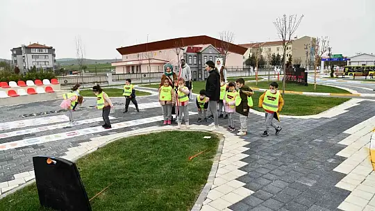 Balıkesir'de çocuklara uygulamalı trafik eğitimi