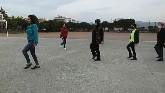Balıkesirli kadın efeler zeybek ve çökertme öğrendi