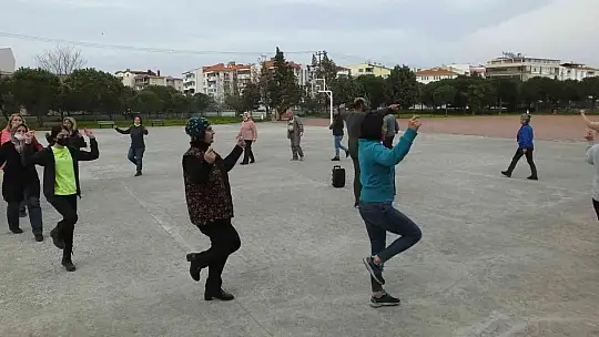 Balıkesirli kadın efeler zeybek ve çökertme öğrendi