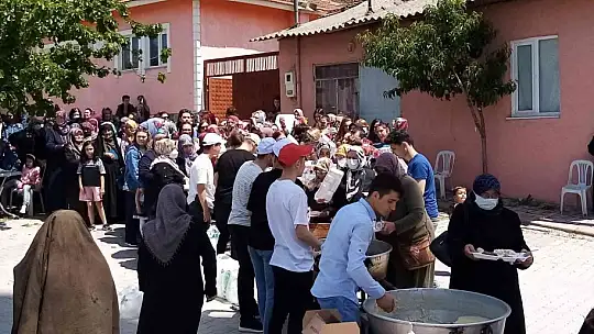 Bandırma Doğa Mahallesinde binlerce kişiye hayır yemeği verildi