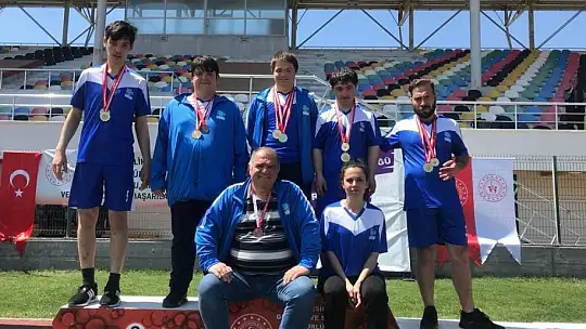 Bandırmalı özel sporcular madalyaları topladı