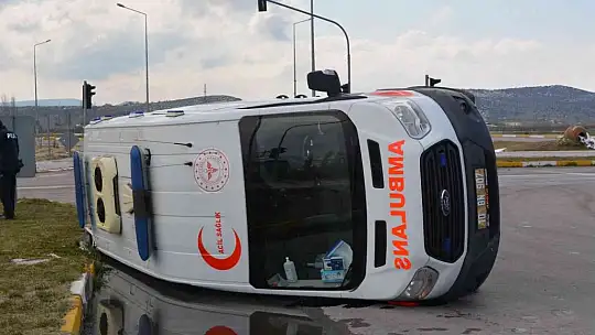 Bigadiç'te ambulans kaza yaptı