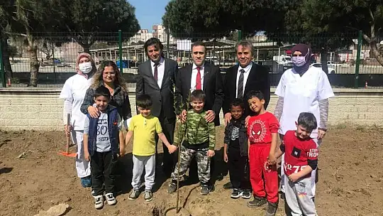 Burhaniye' de Kaymakam Memiş, anaokulu öğrencileri ile fidan dikti