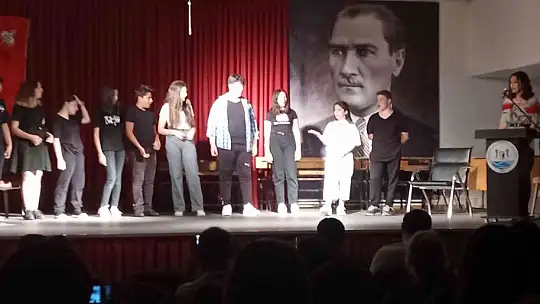 Burhaniye'de öğrencilerin Ah Şu Gençler oyunu büyük alkış aldı