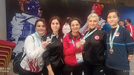 Burhaniyeli kadın antrenörün madalya sevinci