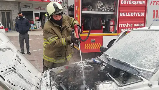 Edremit'te otomobil alev alev yandı, kamera saniye saniye yangını kaydetti