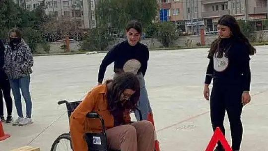 Empati kurmak için bir günlüğüne engelli oldular