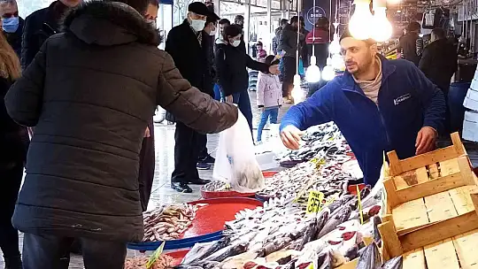 Hamsi Gürcistan'a kaçtı, tezgahlar yavru uskumruyla doldu