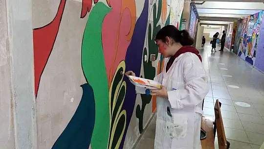 İlkokulun koridoru sanat sokağı oldu