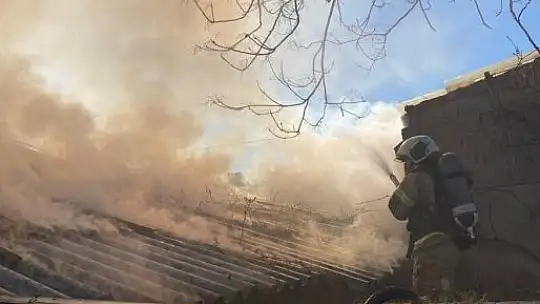 Isınmak için girdiği binayı yaktı