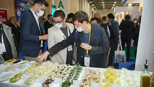 İzmir'de Ayvalık standına ilgi yoğun oldu