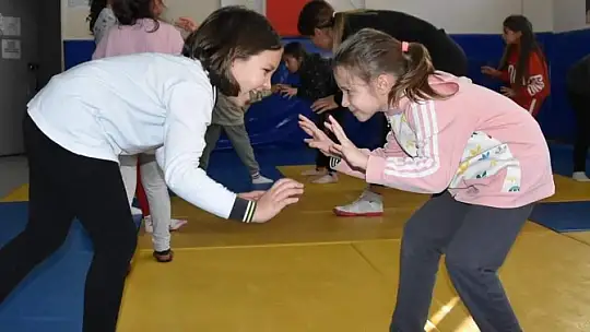 Karesi'de çocuklar sporla buluşuyor