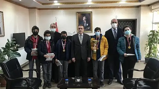 Kaymakam Memiş, satranç şampiyonlarını tebrik etti
