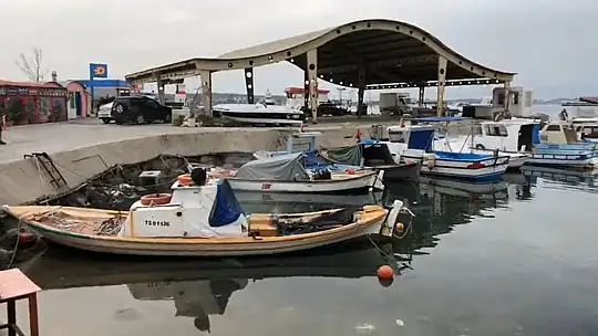 Kendisine ait balıkçı teknesini benzin döküp yaktı