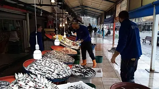 Lodos esti, balık tezgâhları şenlendi