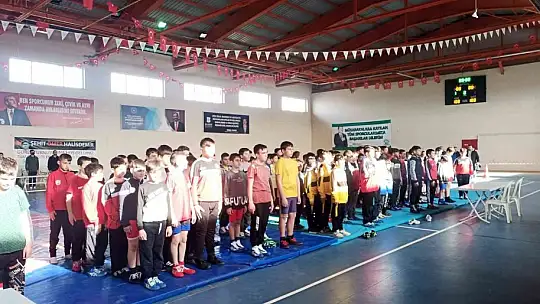 Minik güreşçiler kıran kırana güreşti