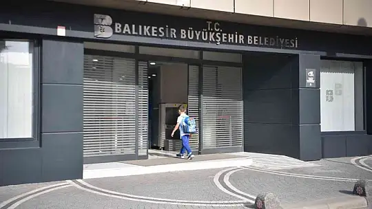 Minik Umut Kütüphaneye ilk kitap bağışını yaptı