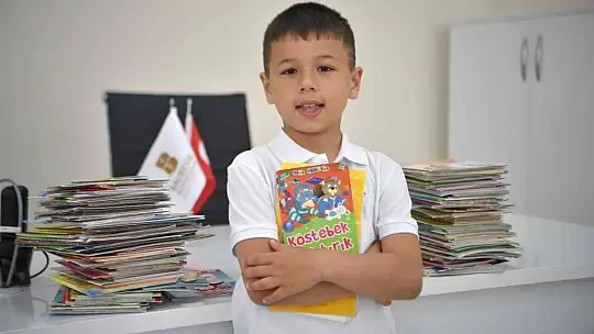 Minik Umut Kütüphaneye ilk kitap bağışını yaptı