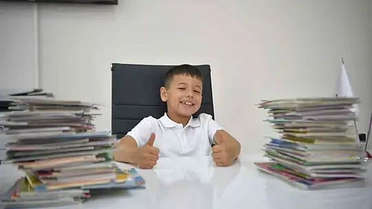 Minik Umut Kütüphaneye ilk kitap bağışını yaptı
