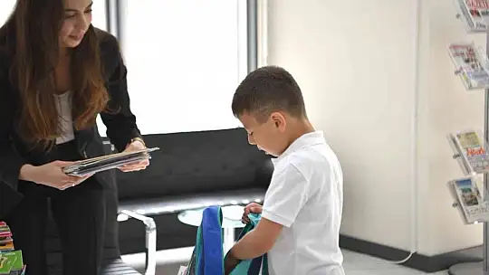 Minik Umut Kütüphaneye ilk kitap bağışını yaptı