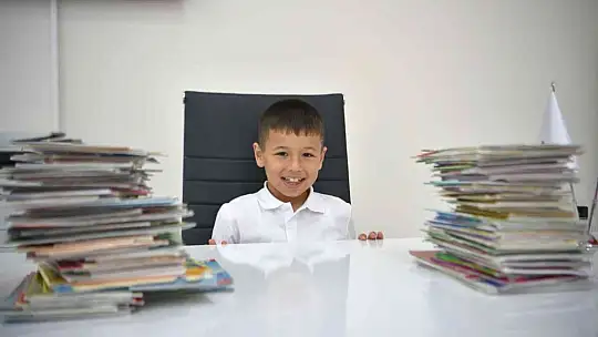 Minik Umut Kütüphaneye ilk kitap bağışını yaptı