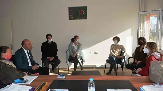 Okul bahçesinde hem meyve üretecekler hem de eğitim görecekler