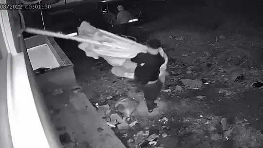 Şemsiye hırsızları önce kameraya sonra polise yakalandı