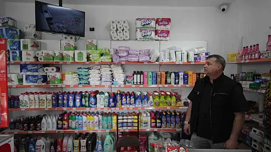 Şemsiye hırsızları önce kameraya sonra polise yakalandı
