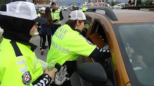 Tatil bölgelerinde trafik yoğunluğu başladı