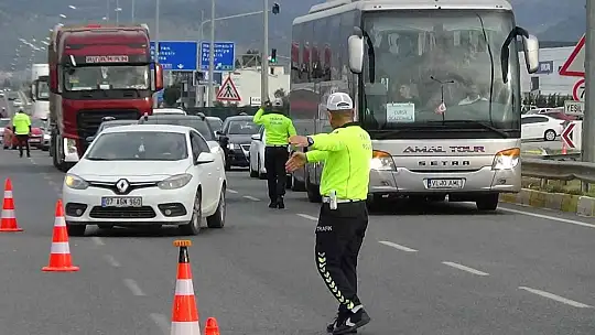Tatil bölgelerinde trafik yoğunluğu başladı