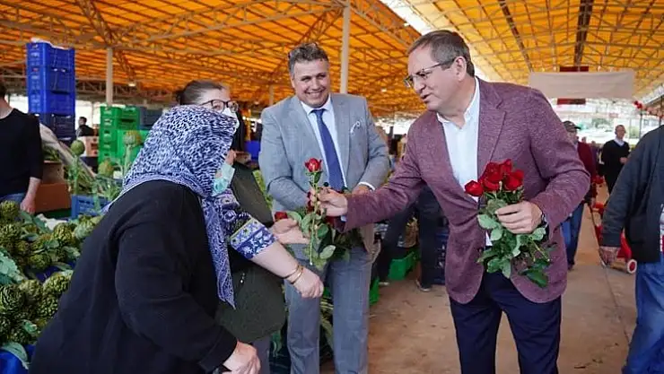 Ayvalık'ta sebze ve meyvecilerle, Başkan Ergin anneleri unutmadı
