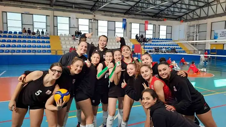 Ayvalıklı kızlar Havran Belediyespor'u namağluptan etti